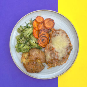 Low Carb - FRANGO À PARMEGIANA COM BRÓCOLIS E CENOURA GRELHADOS E BATATAS AO MURRO COM FLOR DE SAL