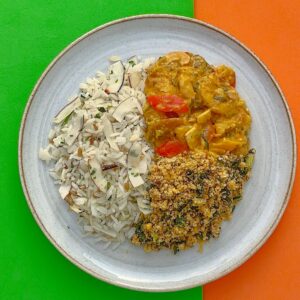 Vegano - Moqueca de banana da terra, arroz com coco e sementes tostadas, viradinho de soja com couve manteiga
