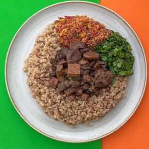 Vegano - FEIJOADA VEGANA  COM ARROZ INTEGRAL, FAROFA CROCANTE E COUVE MANTEIGA REFOGADA